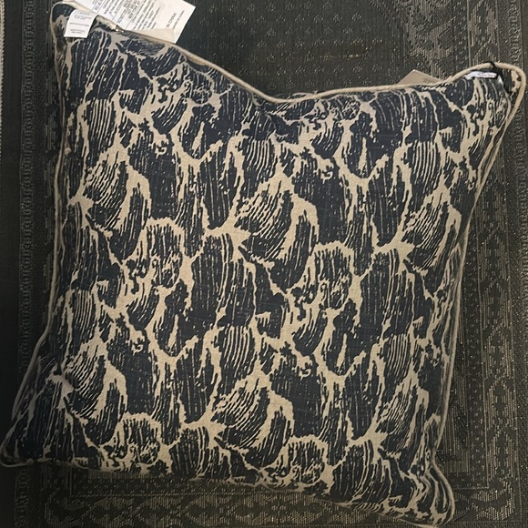 Éléments by Erin Gates décorative pillow - Picture 3 of 5